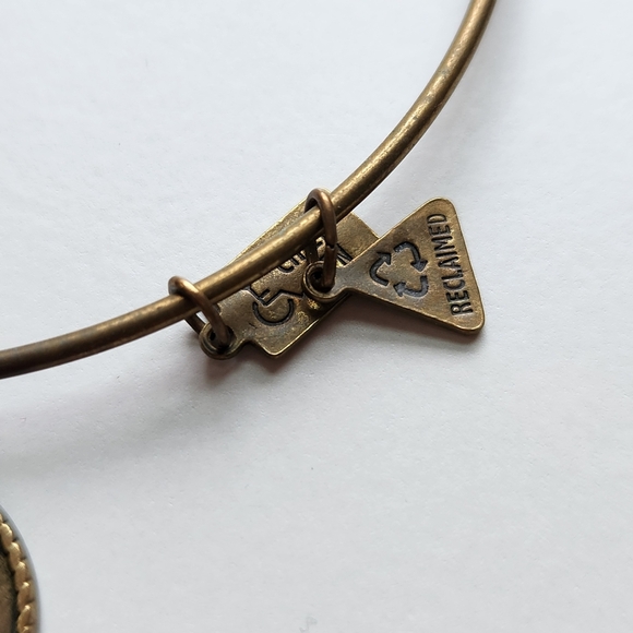 Chic Gold-Tone Charm Bracelet with Flip-Flop Pendant - Picture 3 of 4